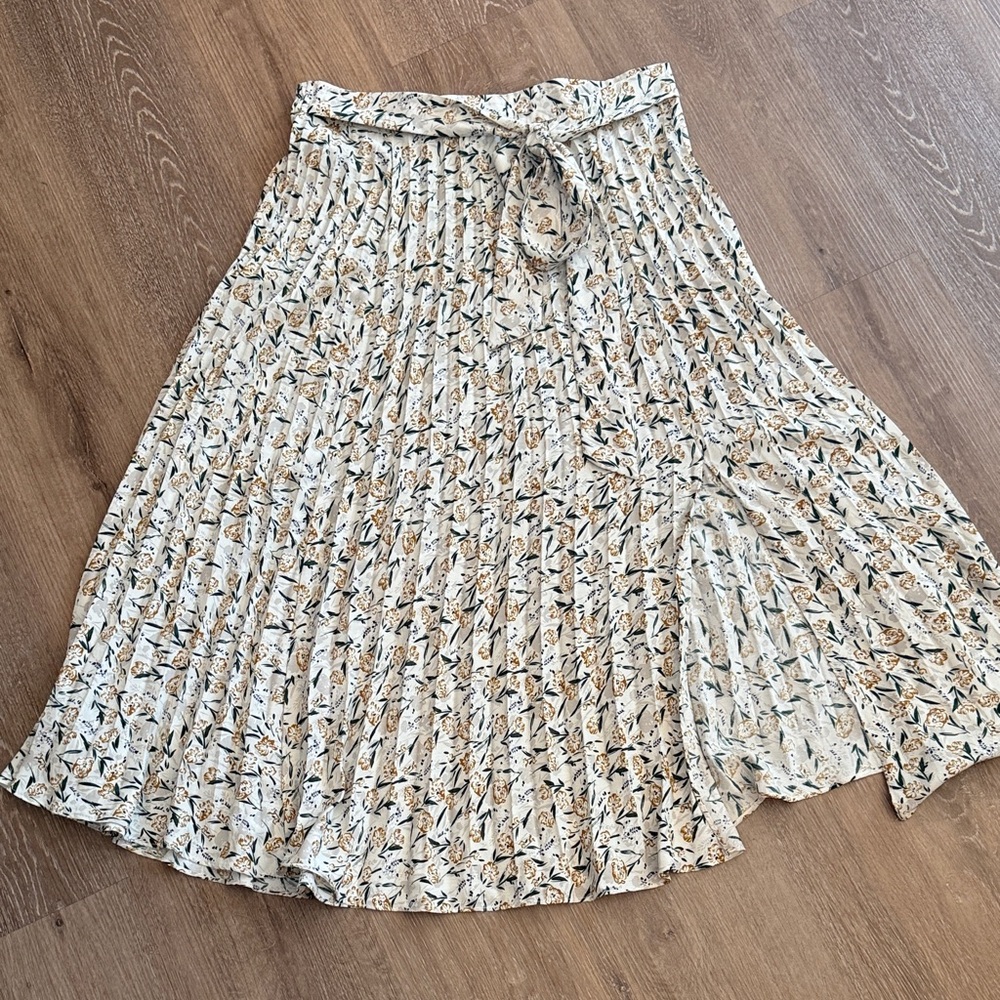 Skies Are Blue Cream and Black Pleated Skirt